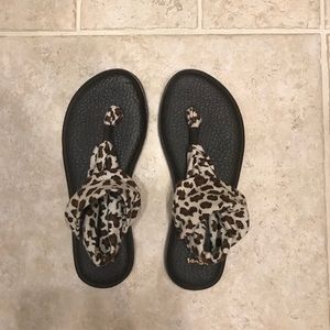 LIKE NEW Sanuk yoga sling sandal